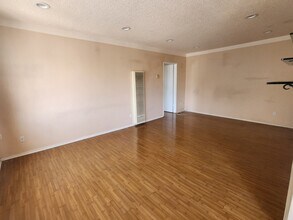 240 W Verdugo Ave, Unit T in Burbank, CA - Building Photo - Building Photo