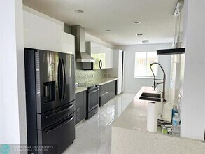 499 Conservation Dr in Weston, FL - Building Photo - Building Photo