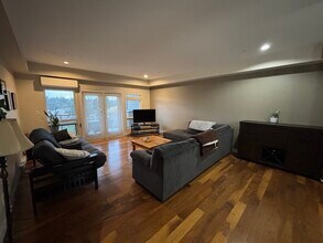 1008 Tillicum Rd in Victoria, BC - Building Photo - Building Photo