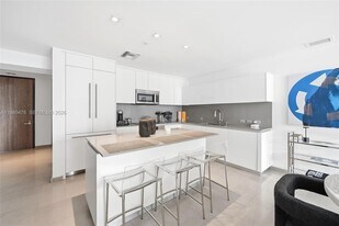 88 SW 7th St, Unit 1010 in Miami, FL - Building Photo