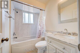 114 Alderbury Dr in Markham, ON - Building Photo - Building Photo