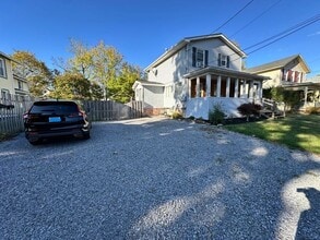 28 Clark St, Unit Front Unit in Canandaigua, NY - Foto de edificio - Building Photo
