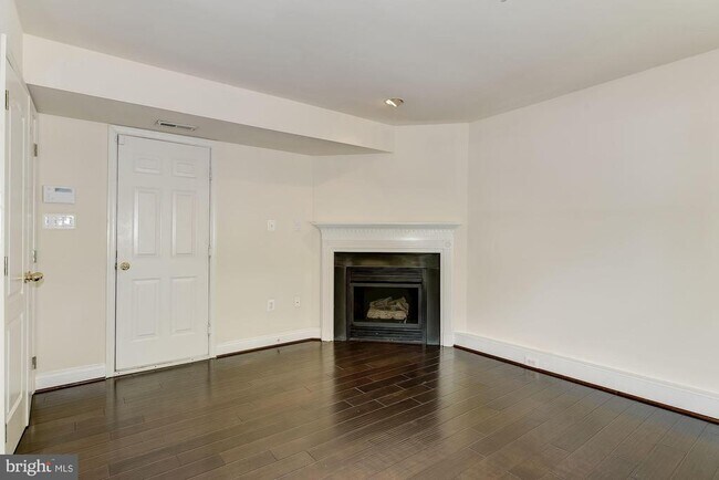 122 Elmcroft Blvd in Rockville, MD - Building Photo - Building Photo