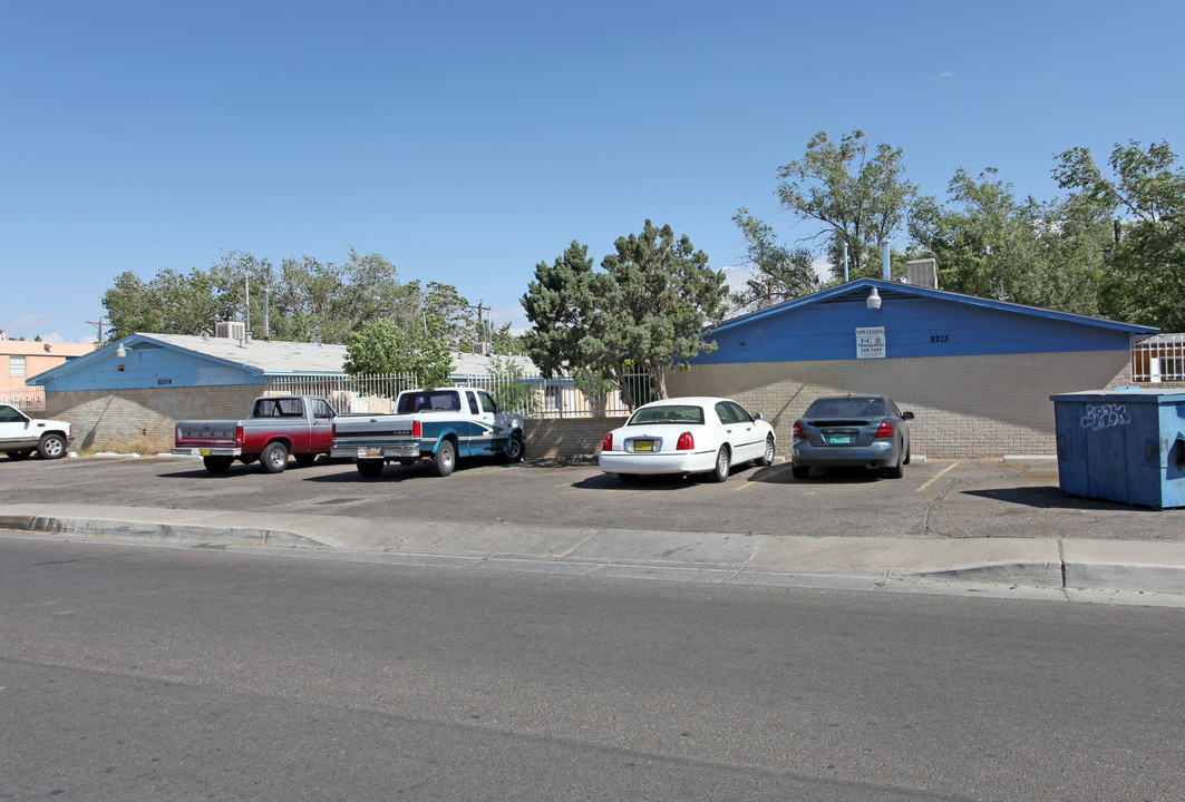 8209 Marquette Ave NE in Albuquerque, NM - Foto de edificio