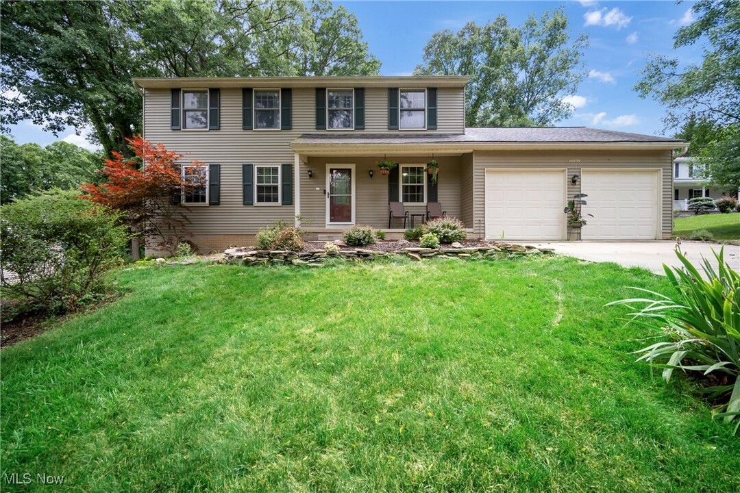 10235 Log Cabin Ct in Brecksville, OH - Foto de edificio