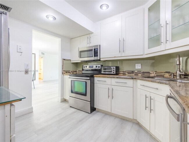 6300 S Falls Cir Dr in Lauderhill, FL - Building Photo - Building Photo