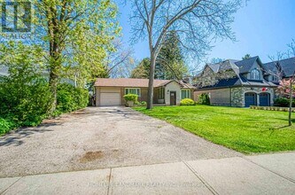 425 Maple Grove Dr in Oakville, ON - Building Photo - Building Photo