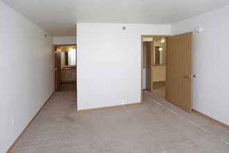 Ravenwood Apartments in Dickinson, ND - Building Photo - Interior Photo