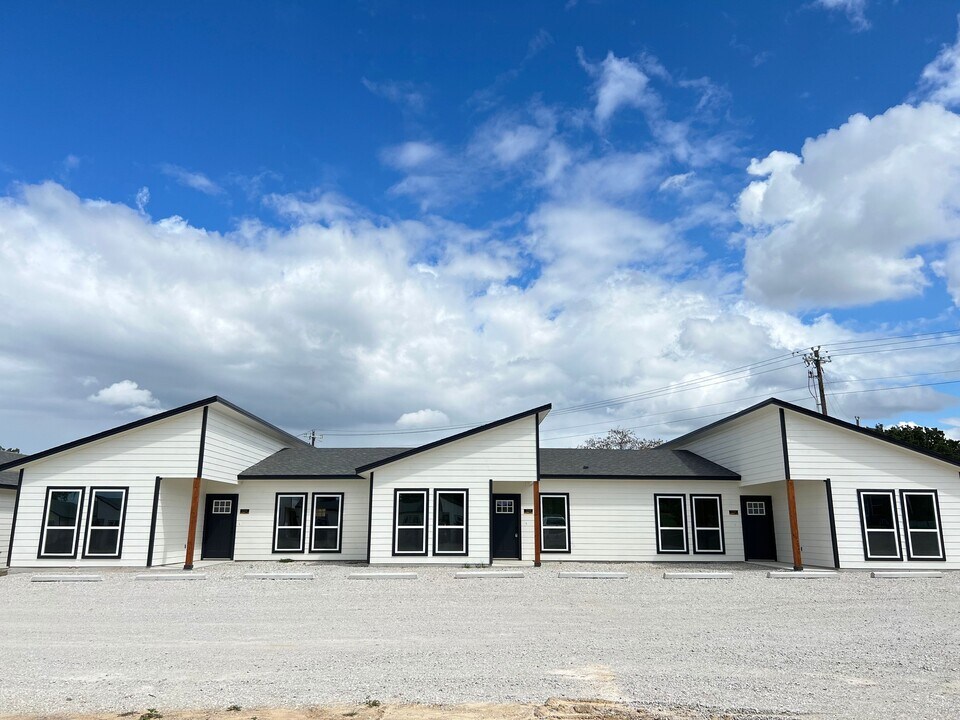 2208 J E Woody Rd in Springtown, TX - Foto de edificio