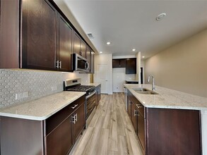 2021 Pine Stone Ln in Heartland, TX - Foto de edificio - Building Photo