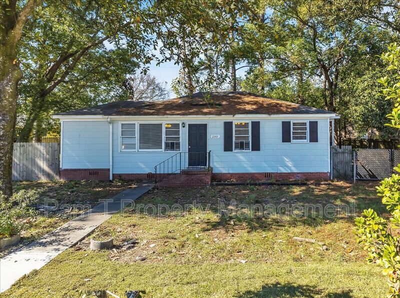 2301 La Roche Ave in Savannah, GA - Building Photo