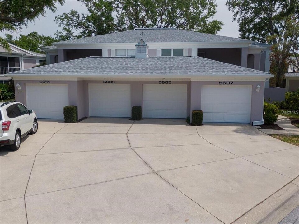5609 Sheffield Greene Cir in Sarasota, FL - Building Photo