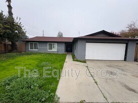 1937 Chinowth St in Visalia, CA - Building Photo