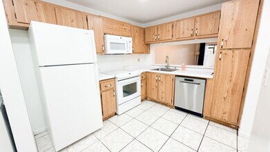 6475 W Oakland Park Blvd in Lauderhill, FL - Foto de edificio - Building Photo