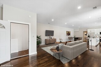 2539 N Milwaukee Ave in Chicago, IL - Building Photo - Building Photo