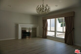 221 N Bowling Green Way in Los Angeles, CA - Building Photo - Building Photo