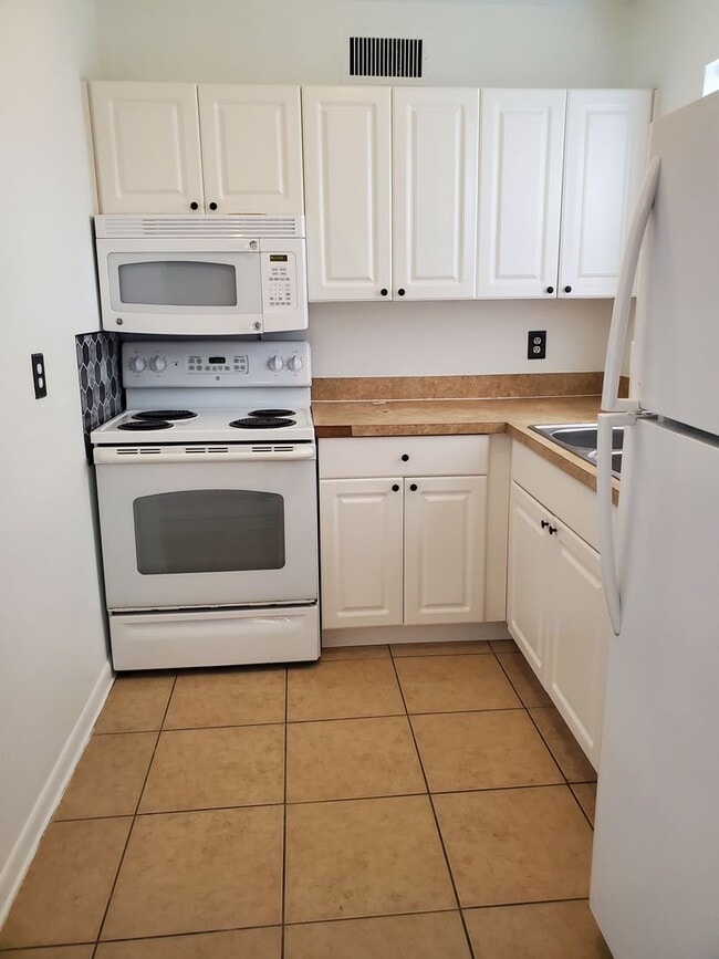 6298 Holiday Dr in Spring Hill, FL - Building Photo - Building Photo