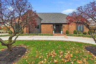 8661 Craigston Ct in Dublin, OH - Building Photo