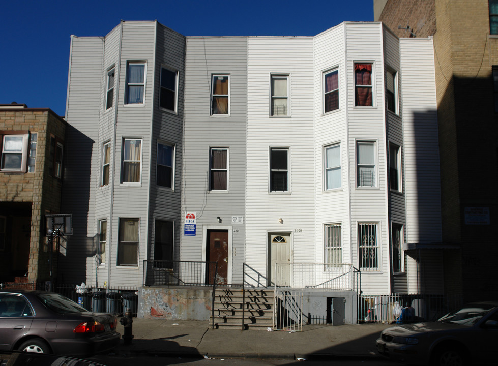 2321-2323 Grand Ave in Bronx, NY - Building Photo