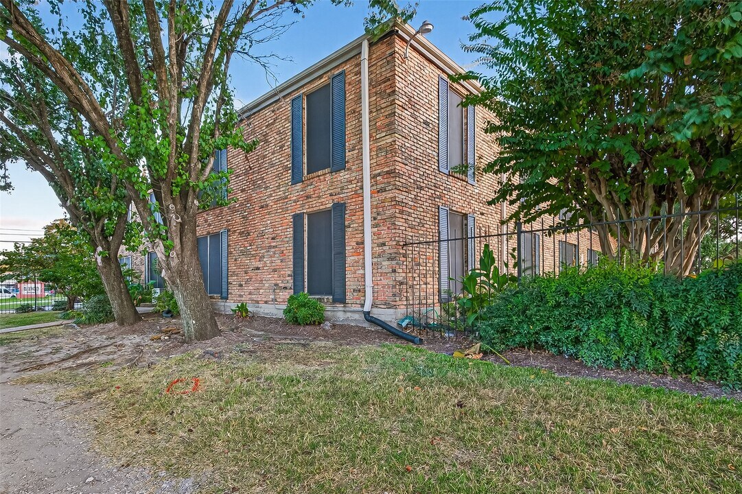 7703 Moonmist Dr in Houston, TX - Building Photo