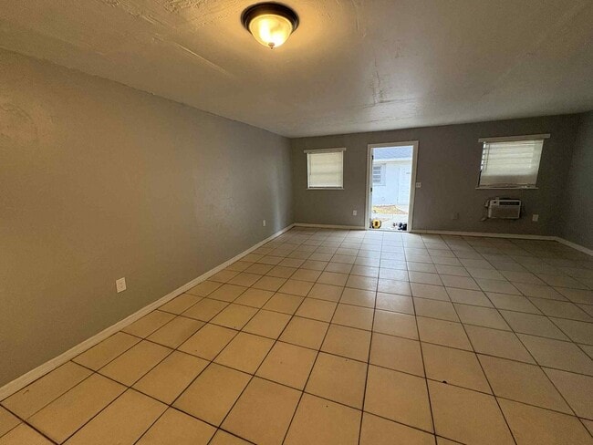 221-227 Maria St in Ft. Myers, FL - Building Photo - Building Photo