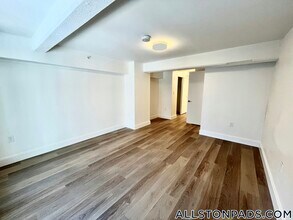1079 Commonwealth Ave in Boston, MA - Building Photo - Building Photo