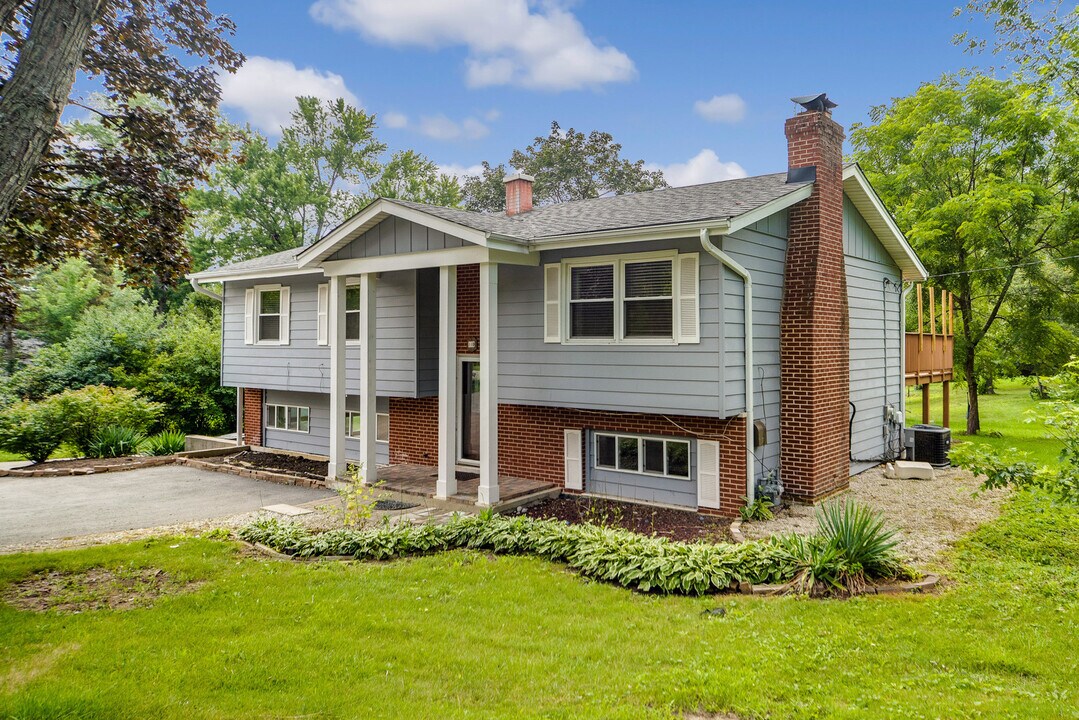 110 Haman Rd in Barrington, IL - Building Photo