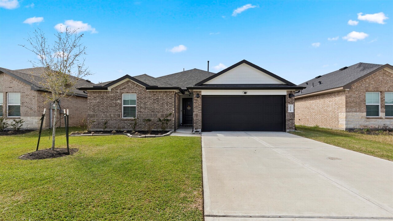 3521 Rockefeller Rd in Texas City, TX - Building Photo
