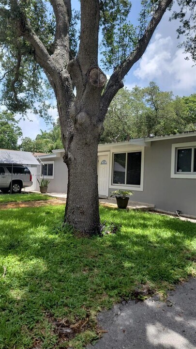 4111 SW 32nd St in West Park, FL - Foto de edificio