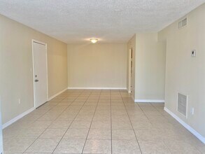 405 Executive Center Dr in West Palm Beach, FL - Building Photo - Building Photo