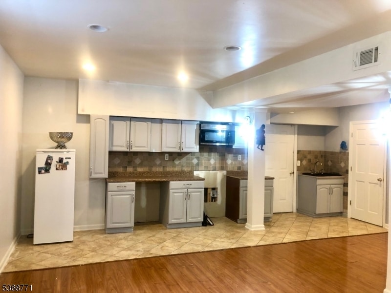 2 Windy Bush Ln in Sparta, NJ - Building Photo