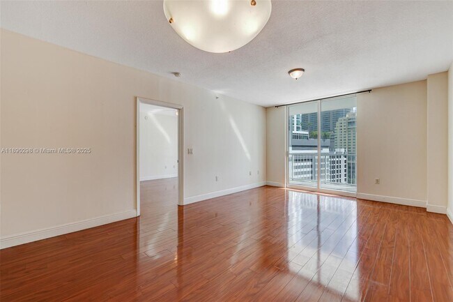 1250 S Miami Ave, Unit 1010 in Miami, FL - Building Photo - Building Photo