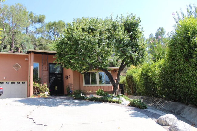 4400 Portico Pl in Encino, CA - Foto de edificio - Building Photo