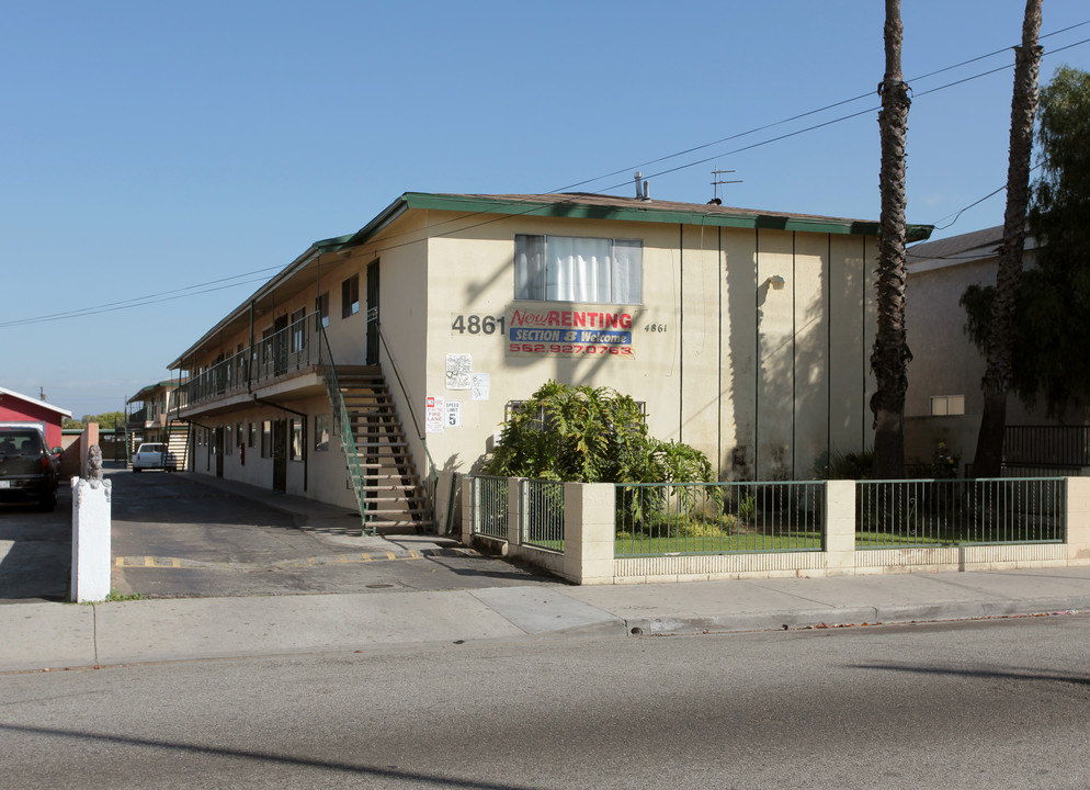 4861 Clara St in Bell, CA - Foto de edificio