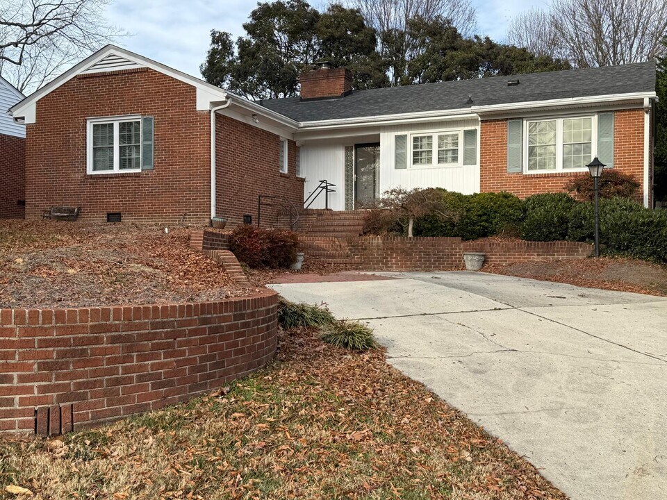 2110 Villa Dr in Greensboro, NC - Building Photo