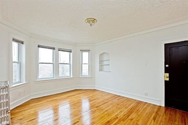 10201 S St Lawrence Ave in Chicago, IL - Building Photo - Building Photo