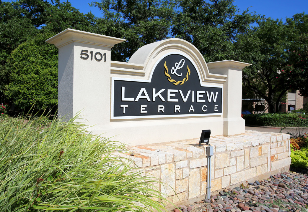 Lakeview Terrace & The Club at Spring Lake in Haltom City, TX - Building Photo