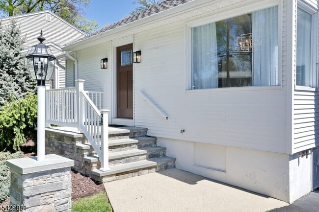 28 Minnehaha Blvd in Oakland, NJ - Building Photo - Building Photo