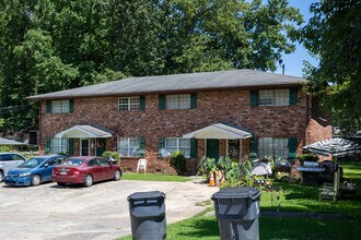6557 Raymond Dr in Union City, GA - Building Photo - Building Photo