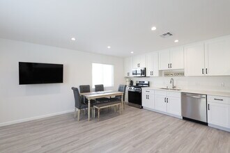 18623 Bryant St in Northridge, CA - Building Photo - Building Photo