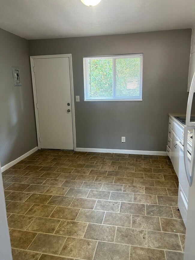 1010 Forest Ct-Unit -B01 1010 15 in Kansas City, KS - Building Photo - Building Photo