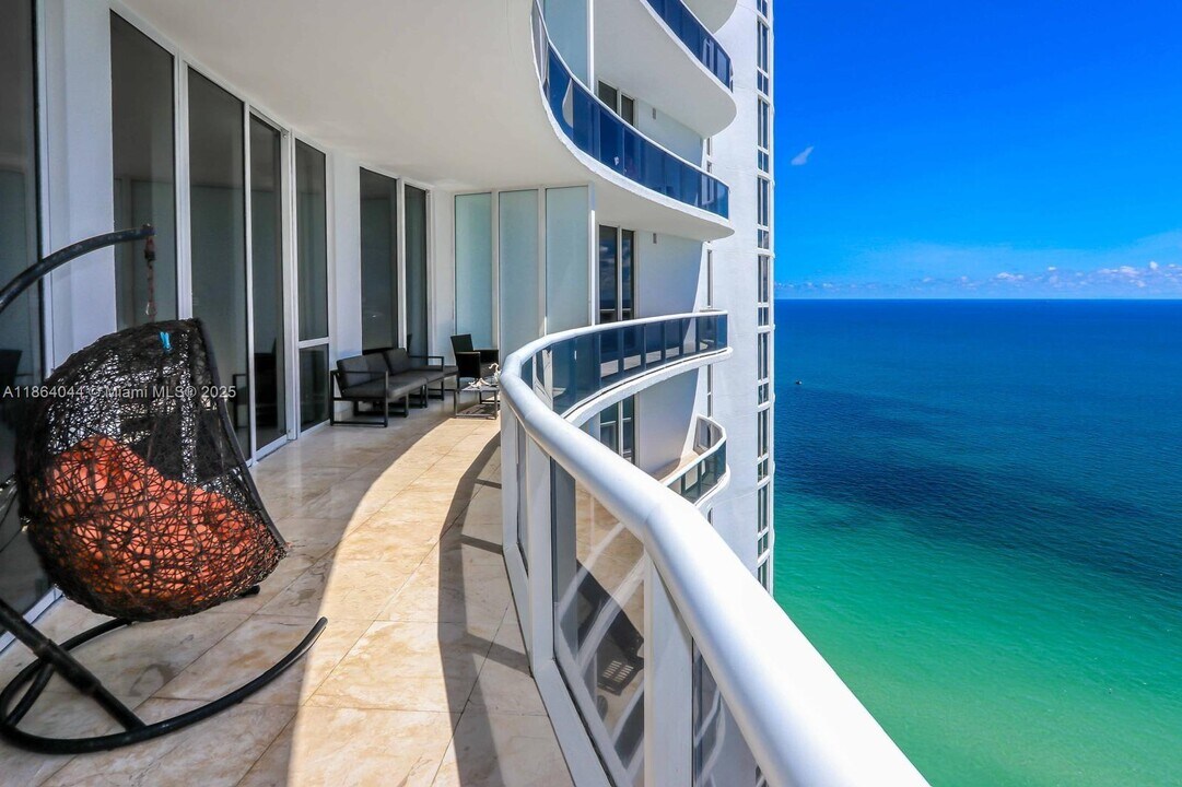 15901 Collins Ave, Unit 3807 in Sunny Isles Beach, FL - Building Photo