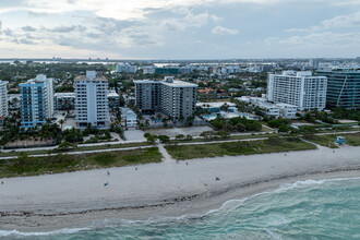 The Manatee in Surfside, FL - Foto de edificio - Building Photo