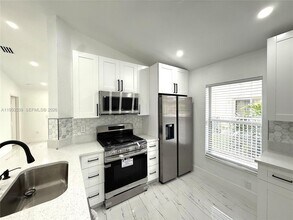 8989 NW 53rd St in Sunrise, FL - Building Photo - Building Photo