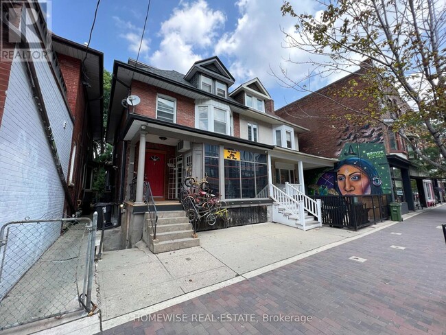 882-882 College St