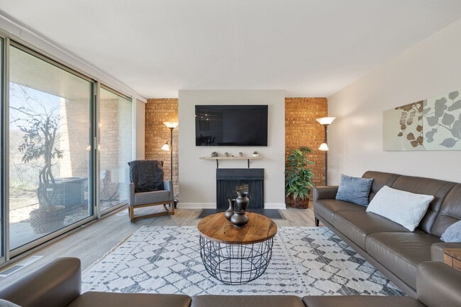 6000 E Lake Dr in Lisle, IL - Building Photo - Building Photo