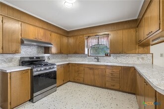 516 W 14th St in Shiner, TX - Building Photo - Building Photo