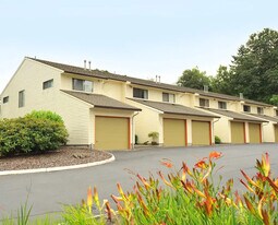 Los Verdes Townhomes in Gladstone, OR - Building Photo