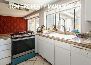 817 Martin Luther King Jr Way, Unit Upper in Seattle, WA - Building Photo - Building Photo