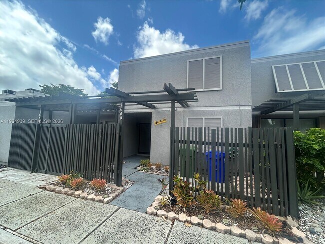 1660 NW 113th Way in Pembroke Pines, FL - Building Photo - Building Photo